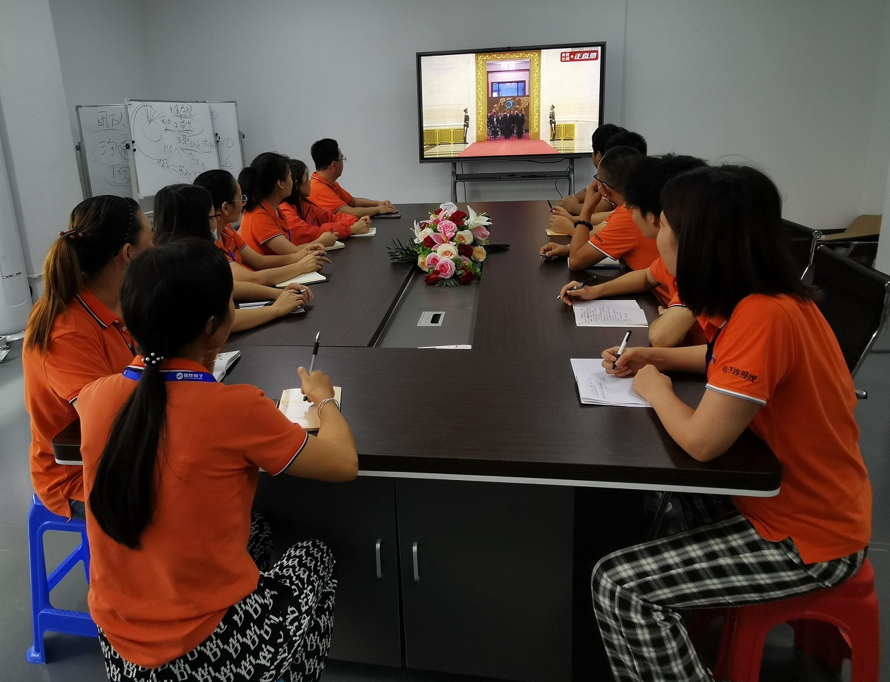 管理團隊集體觀看“七一勛章”頒授典禮現場直播